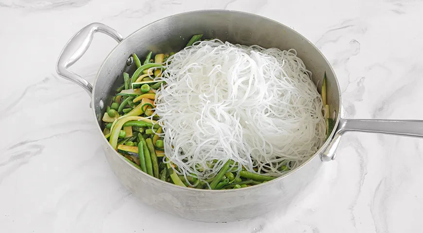 Фунчоза с зелеными овощами: шаг 6