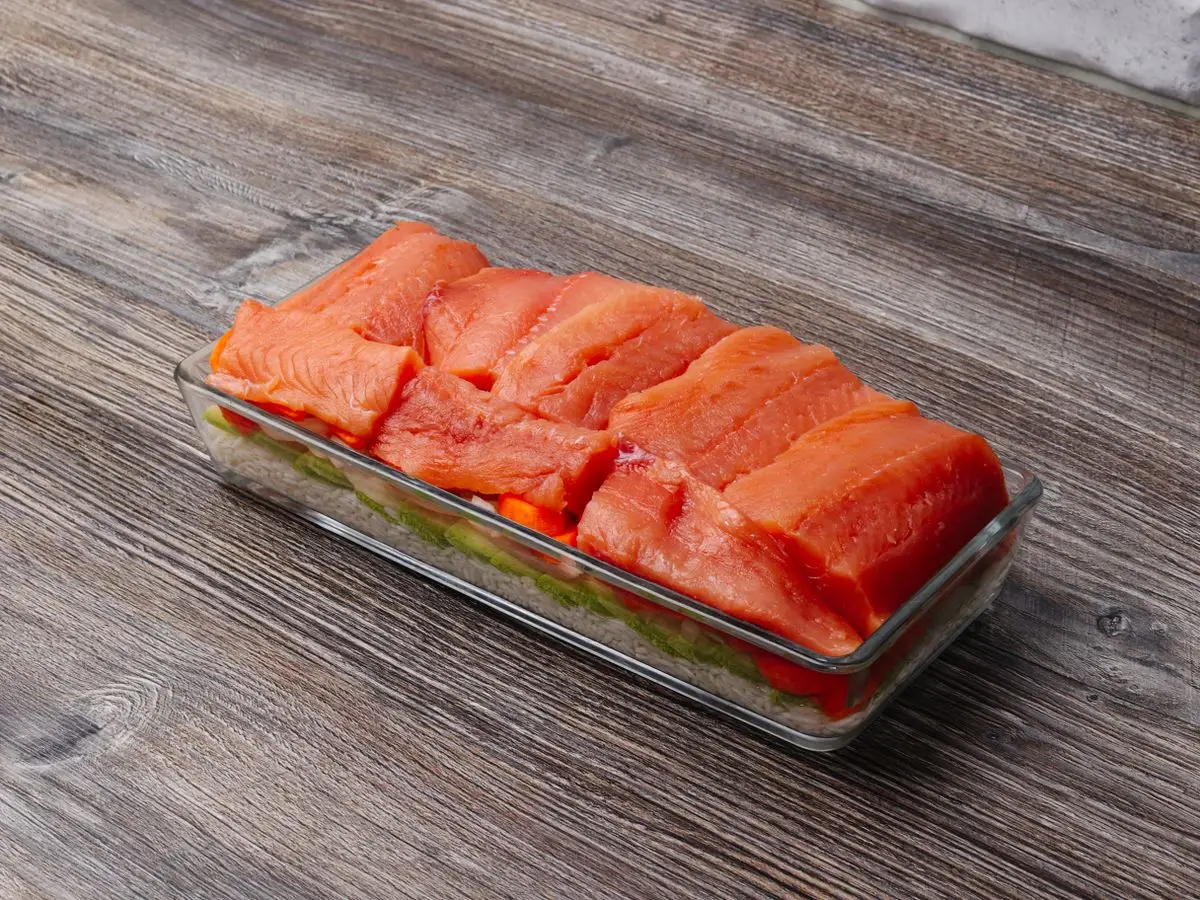 Шаг 6: Горбуша, запеченная с рисом и овощами