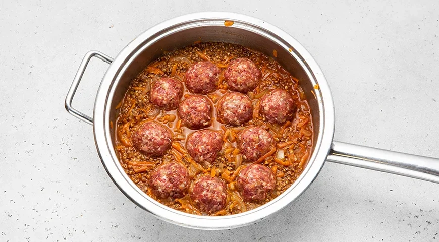 Гречка с фрикадельками на сковороде: шаг 6