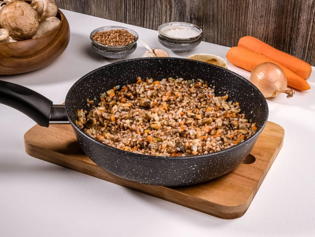 Шаг 6: Гречка с грибами и морковью