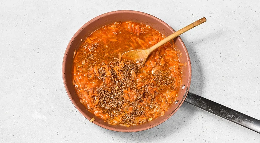 Гречка с котлетами на сковороде: шаг 6