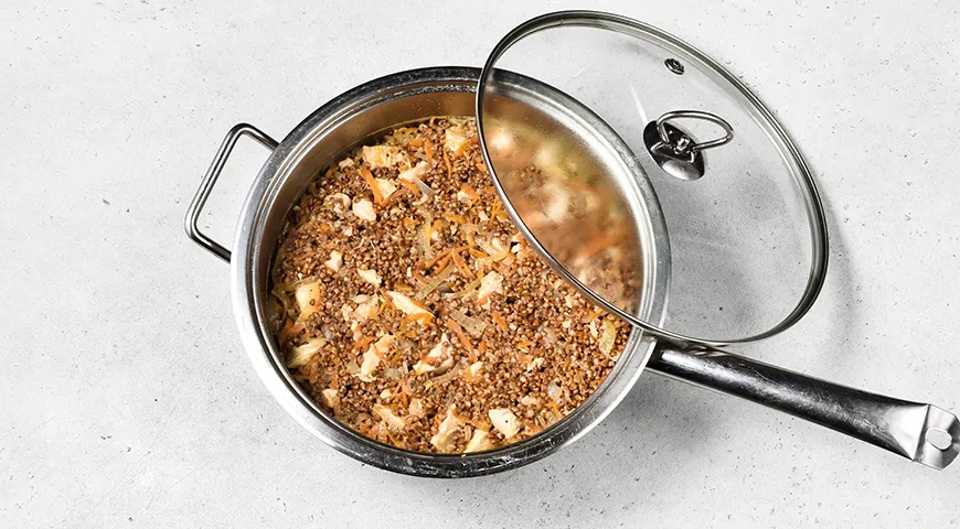 Гречка с курицей на сковороде: шаг 6