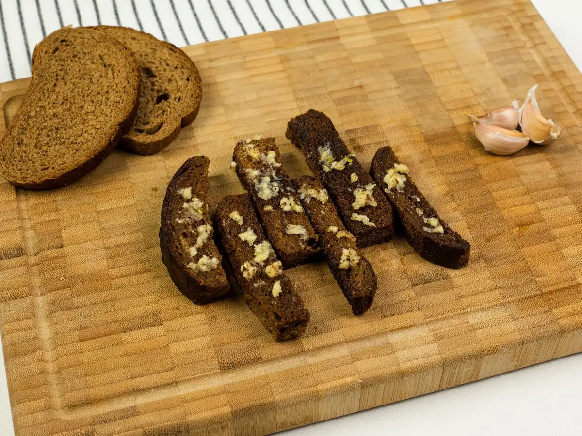 Шаг 6: Гренки с чесноком