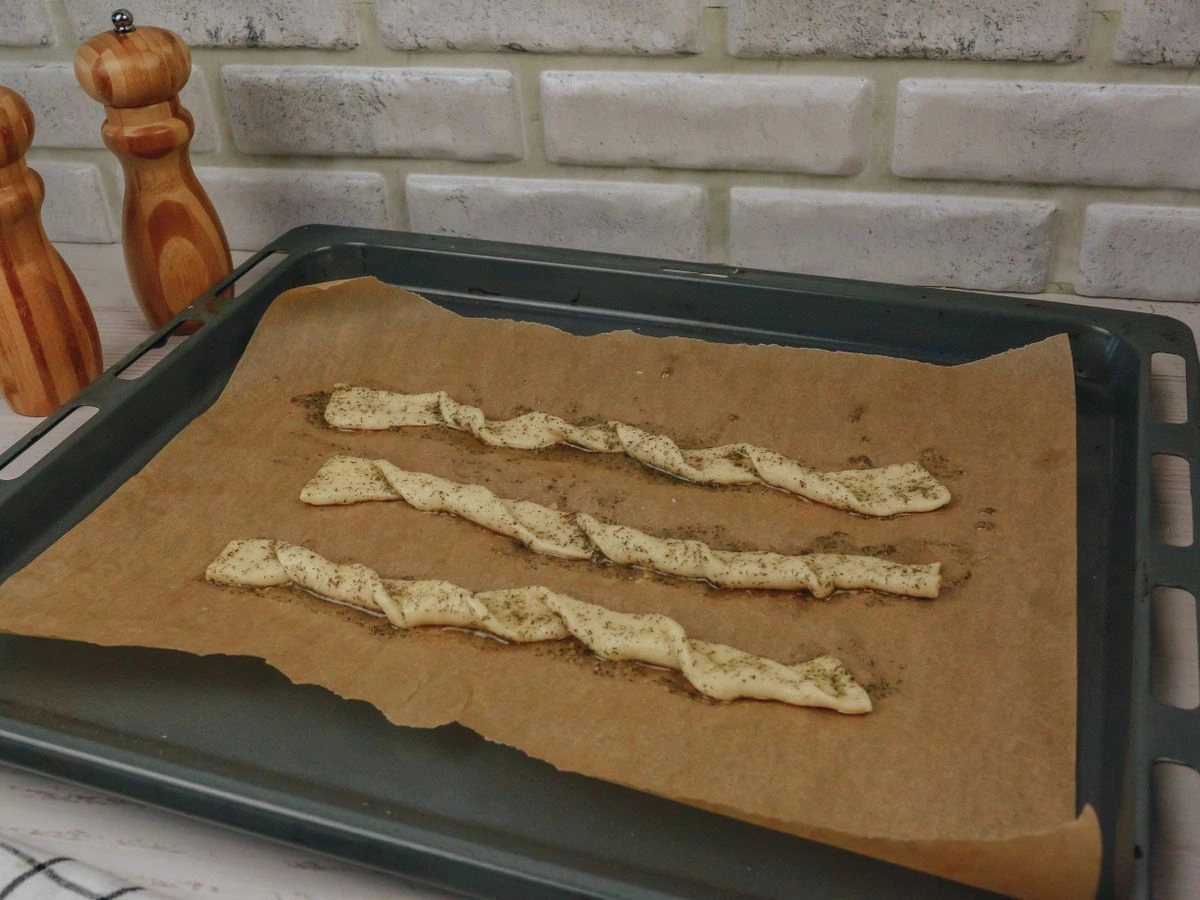 Шаг 6: Гриссини с чесночным маслом