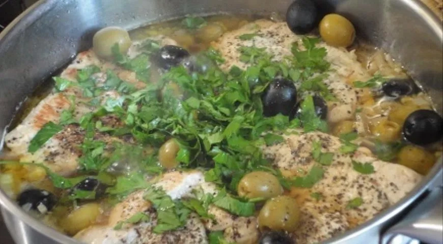 Грудка индейки с зелеными и черными оливками: шаг 6