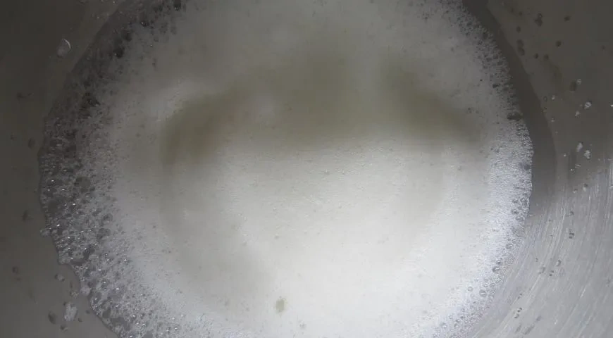 Грушевый пирог с меренгой и карамельной заливкой: шаг 6