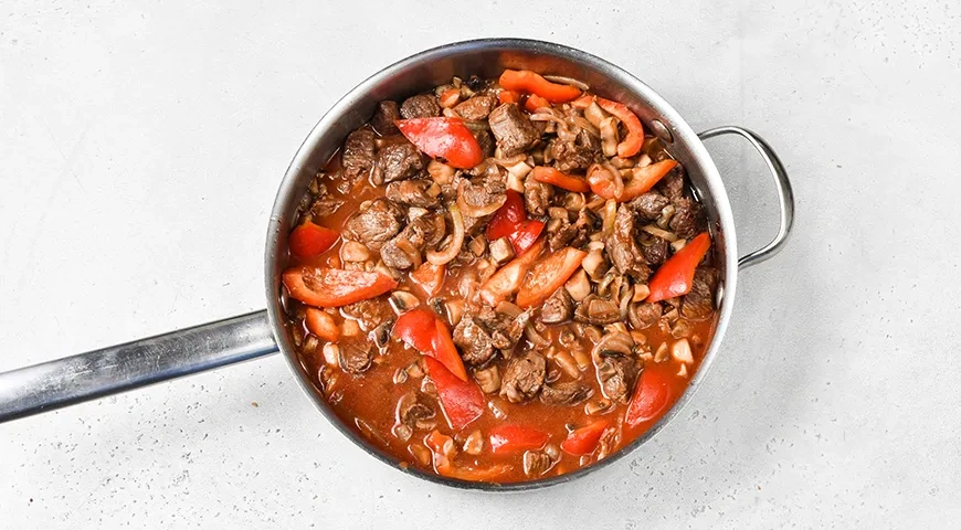 Гуляш из говядины с грибами: шаг 6