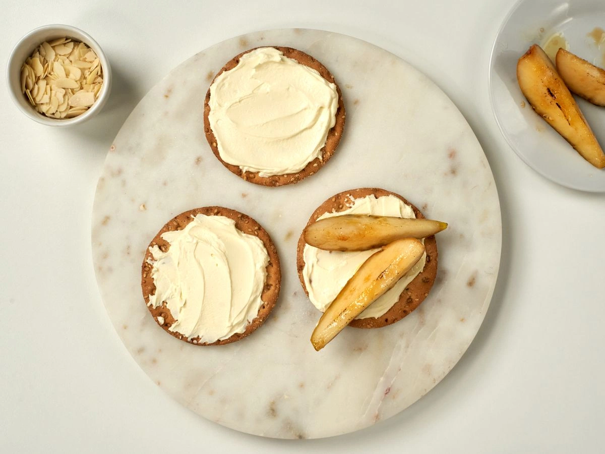 Шаг 6: Хлебцы с карамелизированной грушей и маскарпоне