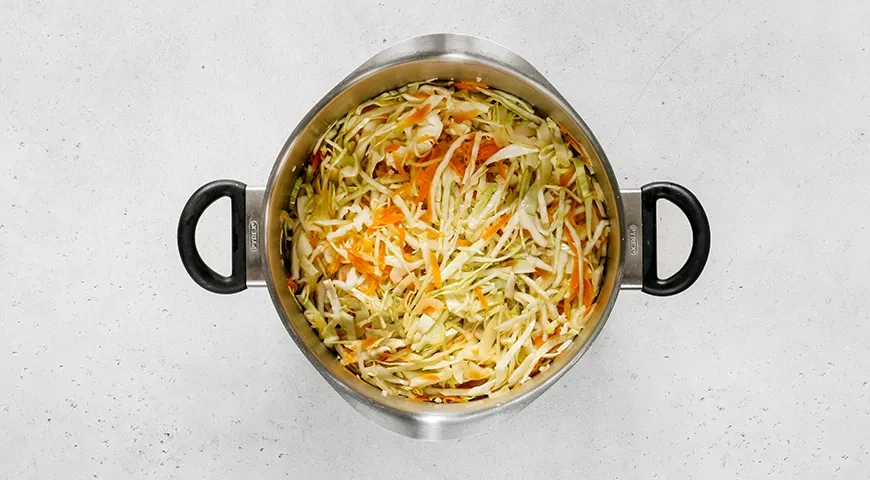 Капуста с луком и морковкой на сковороде по-домашнему: шаг 6