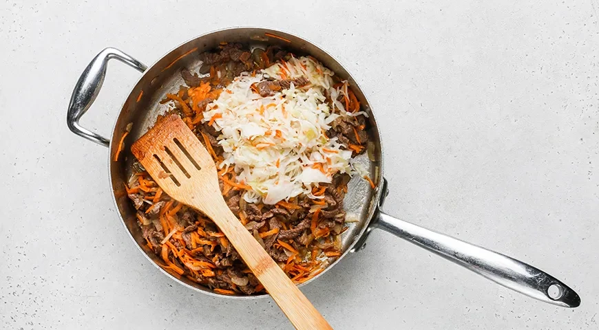 Капуста, тушённая с мясом по-домашнему: шаг 6