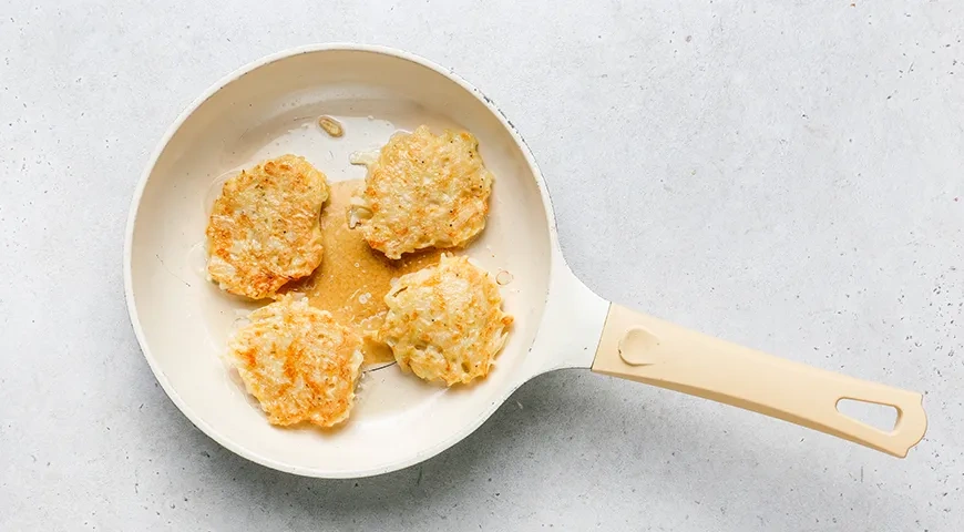 Капустные оладьи с сыром: шаг 6