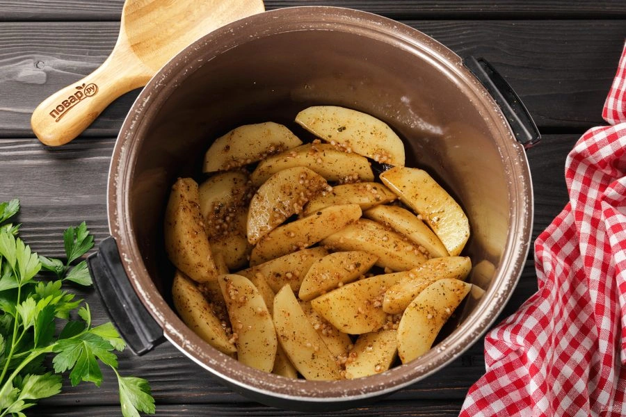 Шаг 6: Картофель подеревенски в мультиварке