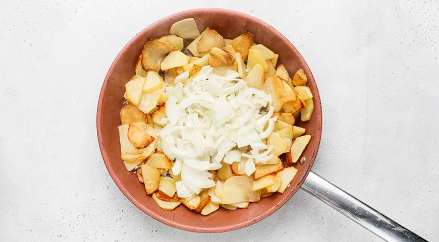 Картошка в сметанном соусе с луком: шаг 6