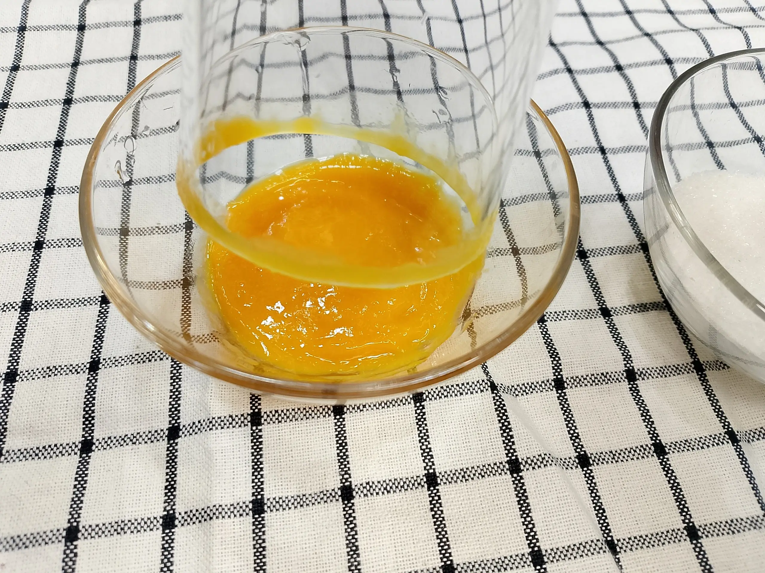 Шаг 6: Коктейль с шампанским и манго на 14 февраля