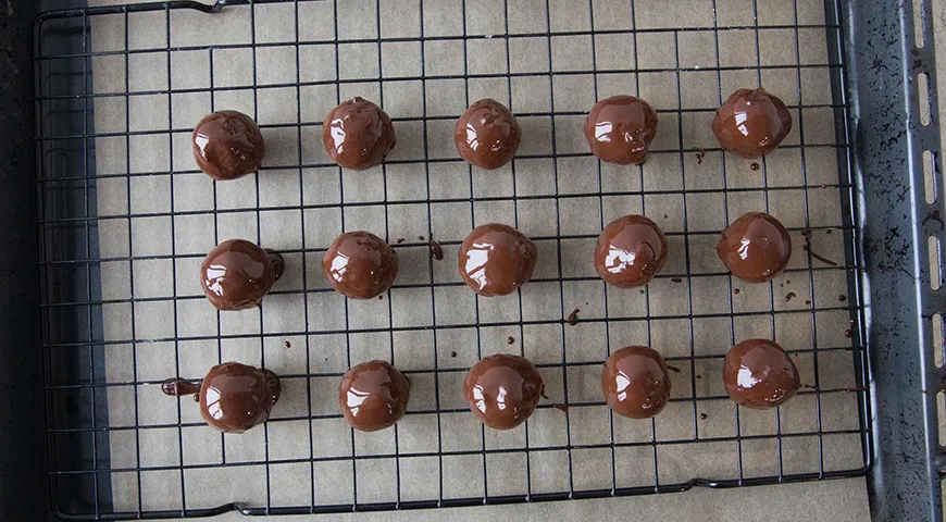 Конфеты из сухофруктов и орехов в шоколаде: шаг 6