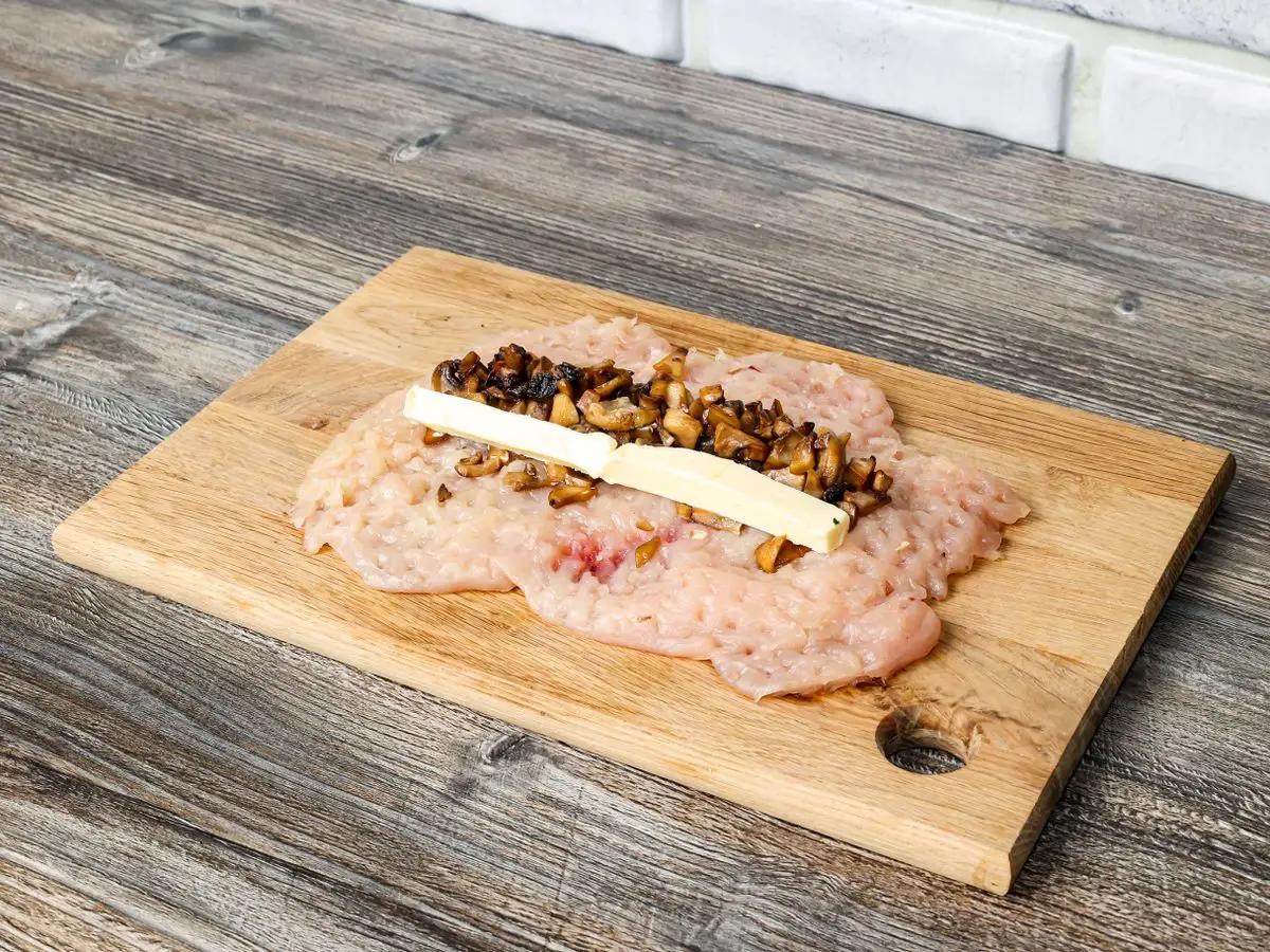 Шаг 6: Котлета по-киевски с грибами