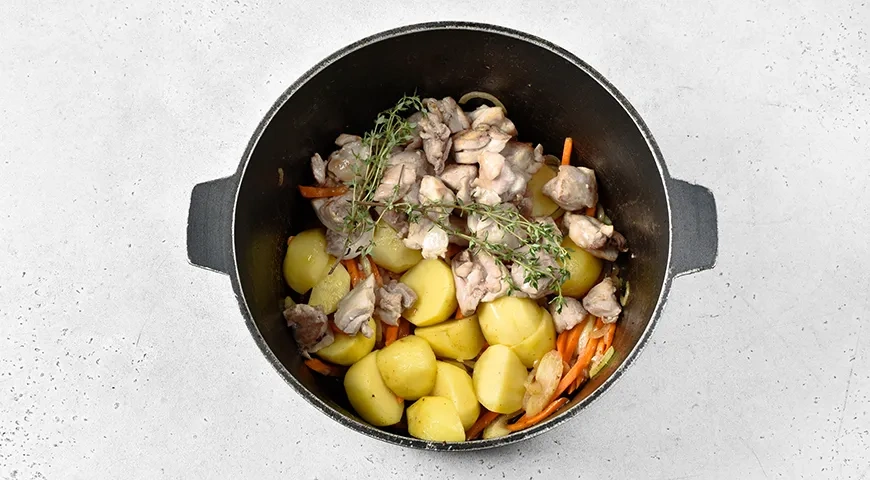 Курица с картошкой в томатной подливке: шаг 6