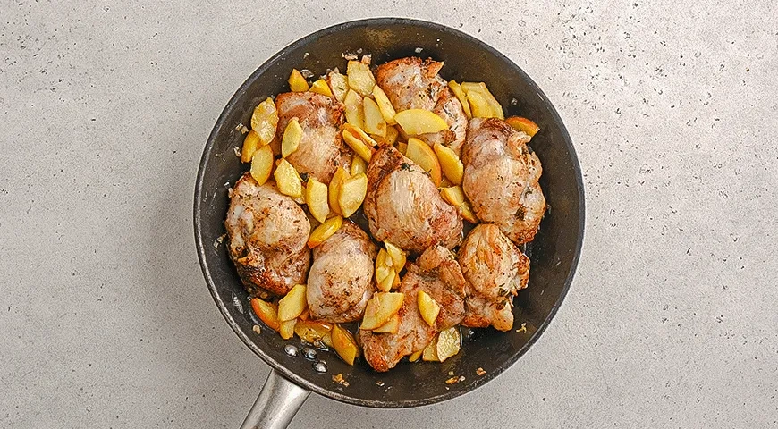 Курица с яблоками на сковороде: шаг 6