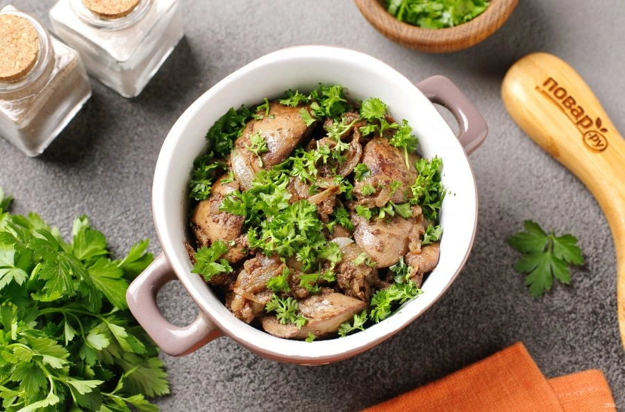 Шаг 6: Куриная печень жареная с луком