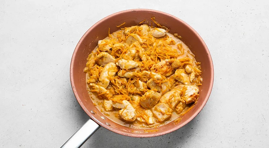 Куриное филе со сметаной и морковкой на сковороде: шаг 6