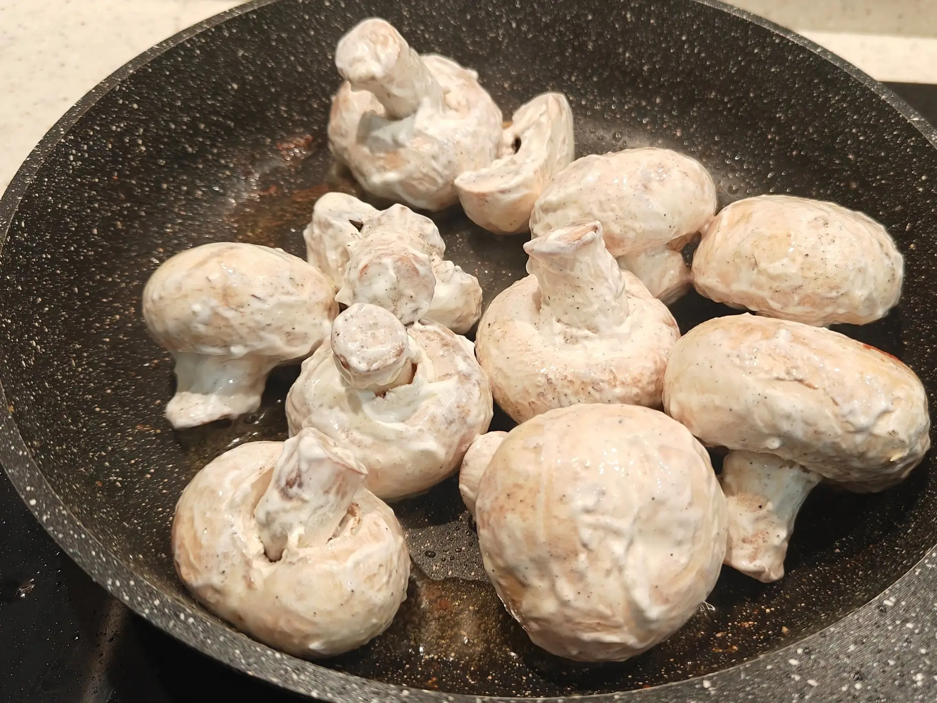 Шаг 6: Куриные бедра в духовке с шампиньонами