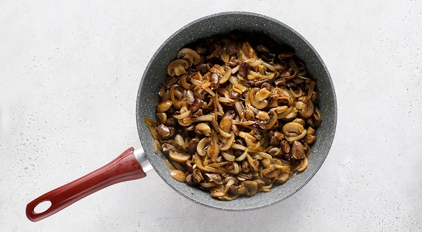 Куриные сердечки с грибами в сметане: шаг 6