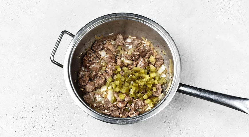 Куриные сердечки, тушенные с солёными огурцами и сметаной: шаг 6