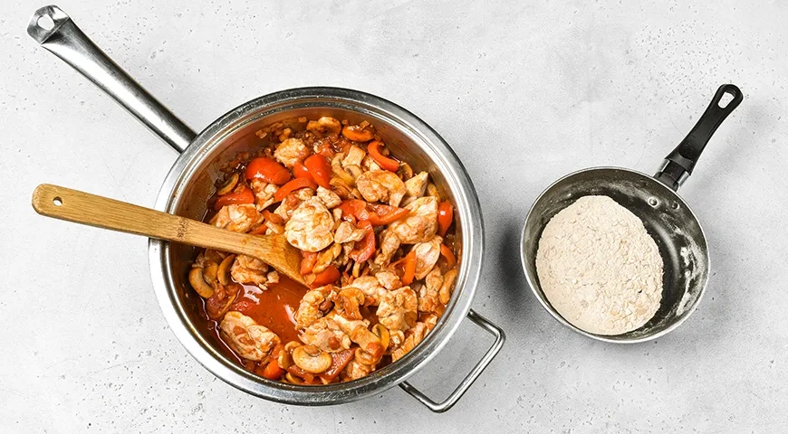 Куриный паприкаш с грибами по-венгерски: шаг 6