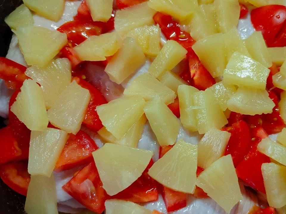 Шаг 6: Курица с помидорами и ананасами в духовке