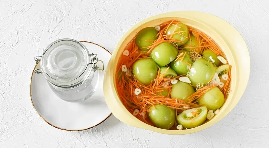 Квашеные зеленые помидоры в кастрюле: шаг 6