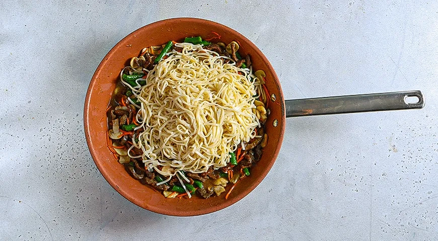 Лапша с говядиной и овощами по-азиатски: шаг 6