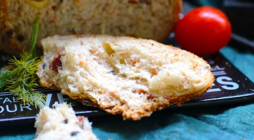 Хлеб с копченым мясом, сыром, оливками и печеным чесноком: шаг 6