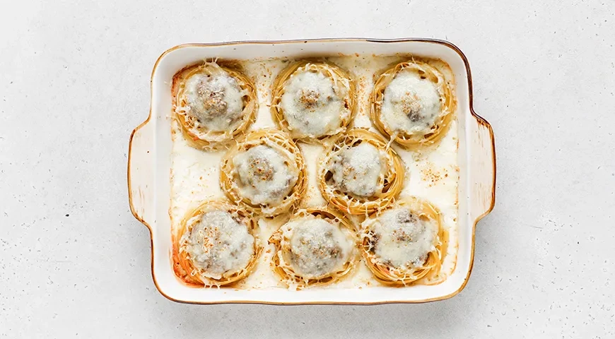 Макароны-«гнезда» с фаршем под сметанным соусом: шаг 6