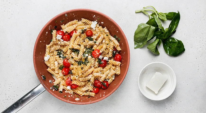 Макароны с брынзой и помидорами на сковороде: шаг 6