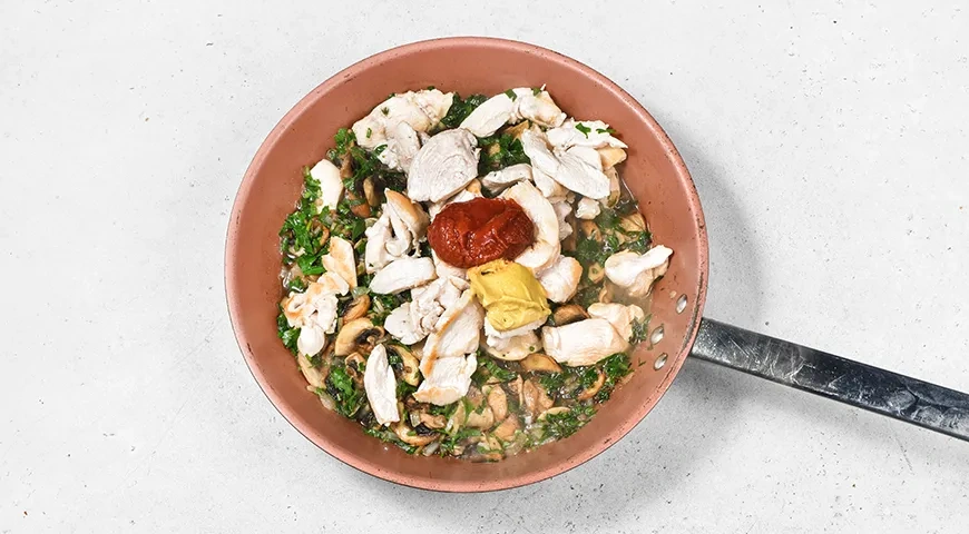 Макароны с курицей и грибами на сковороде: шаг 6