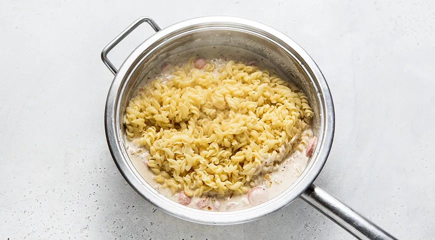 Макароны с сосисками под сливочным соусом: шаг 6