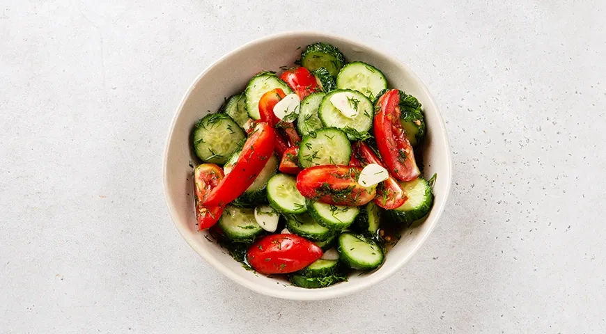 Малосольные огурцы и помидоры в пакете: шаг 6