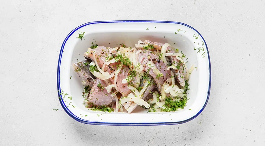 Маринованный карп в уксусе с луком: шаг 6