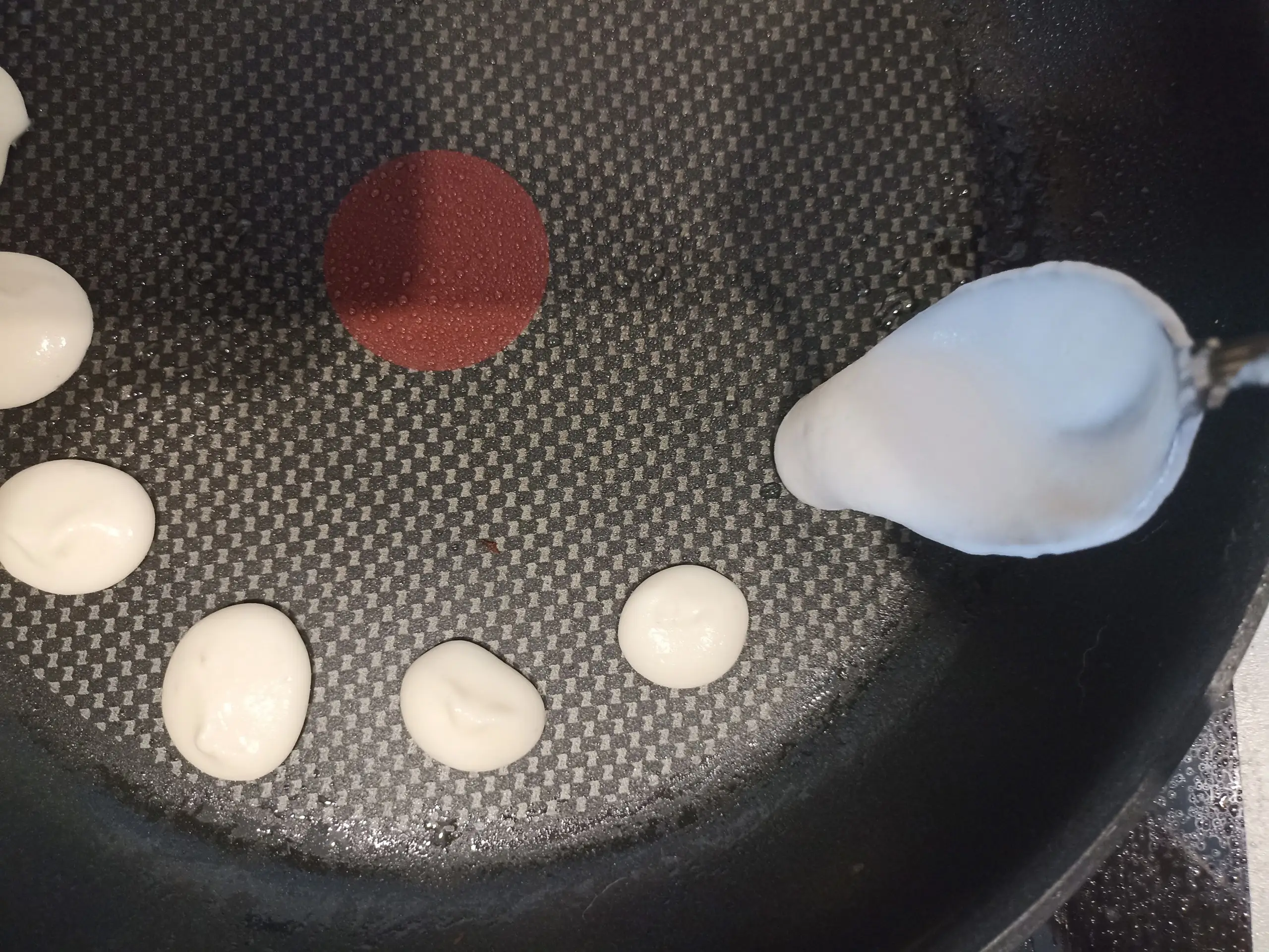 Шаг 6: Мини-панкейки на шпажках с нутеллой и клубникой