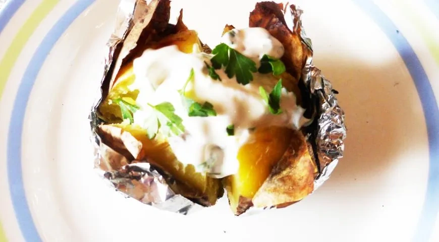 Молодой картофель, запеченный на углях со сметанным соусом: шаг 6