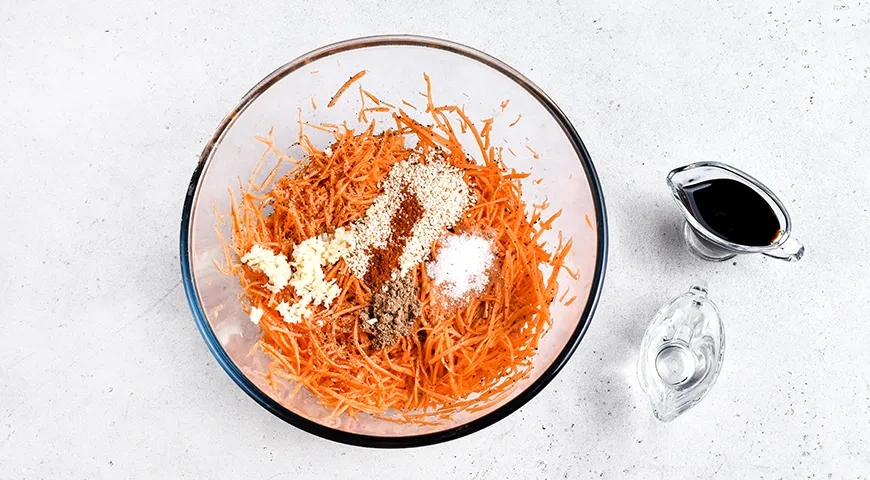 Морковь по-корейски с соевым соусом и кунжутом: шаг 6