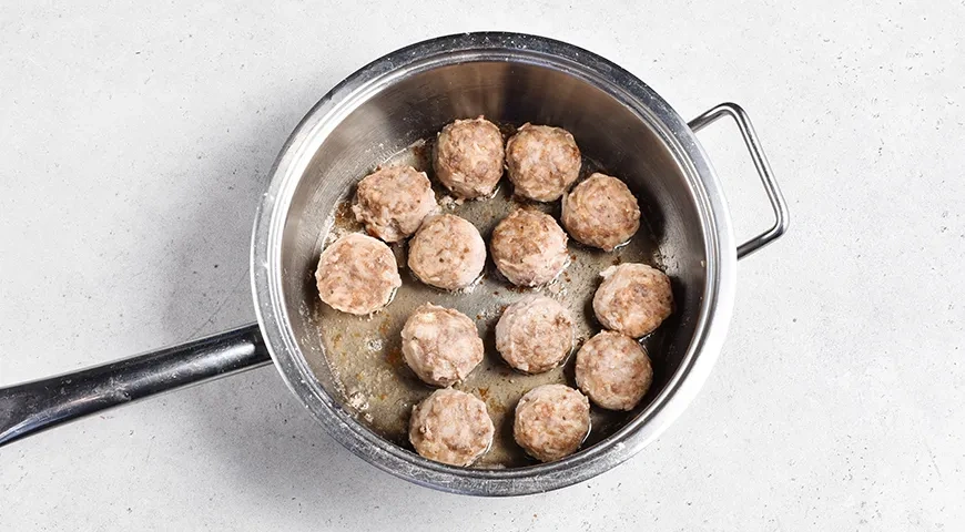 Мясные тефтели в томатном соусе: шаг 6