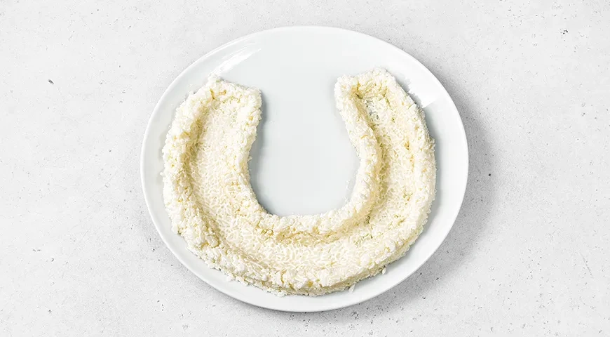 Новогодний салат «Подкова на счастье»: шаг 6