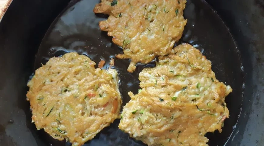 Оладьи из кабачков и яблок: шаг 6