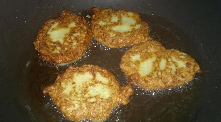 Оладьи из кабачков с соусом из сметаны: шаг 6