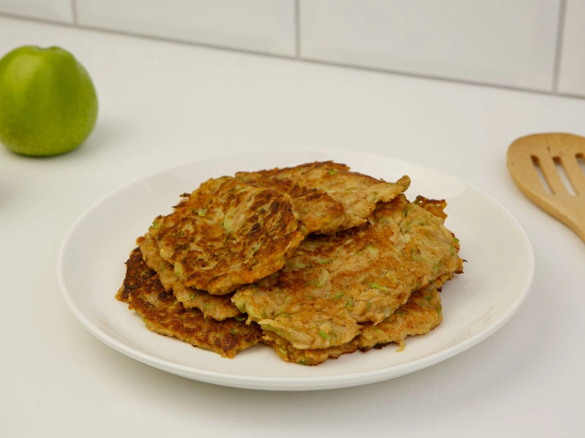 Шаг 6: Оладьи из яблок и кабачка