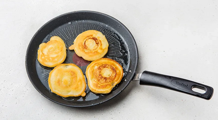 Оладьи на сметане с яблоками: шаг 6