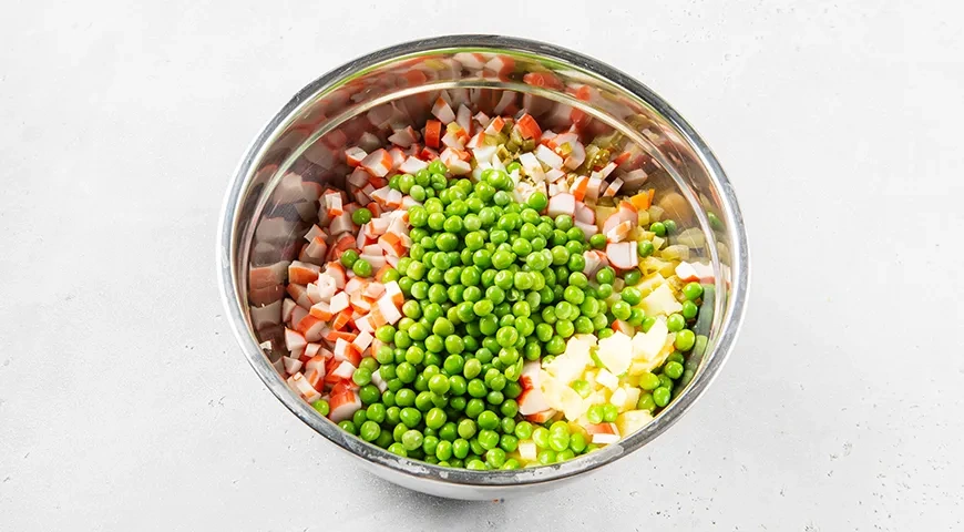 Оливье с крабовыми палочками: шаг 6