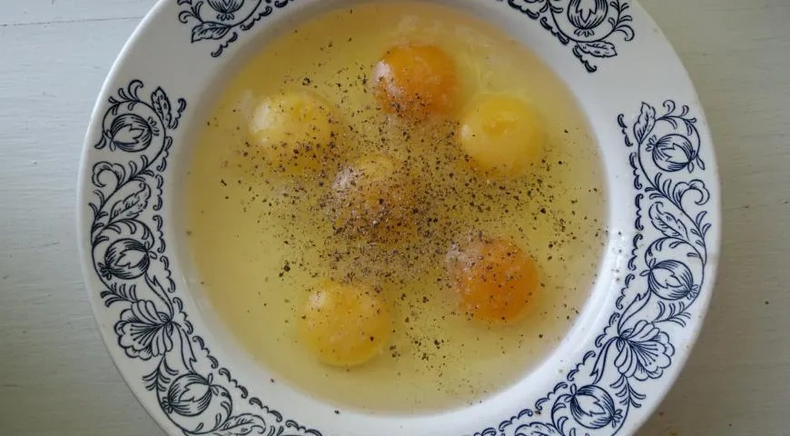 Омлет с помидорами и луком: шаг 6