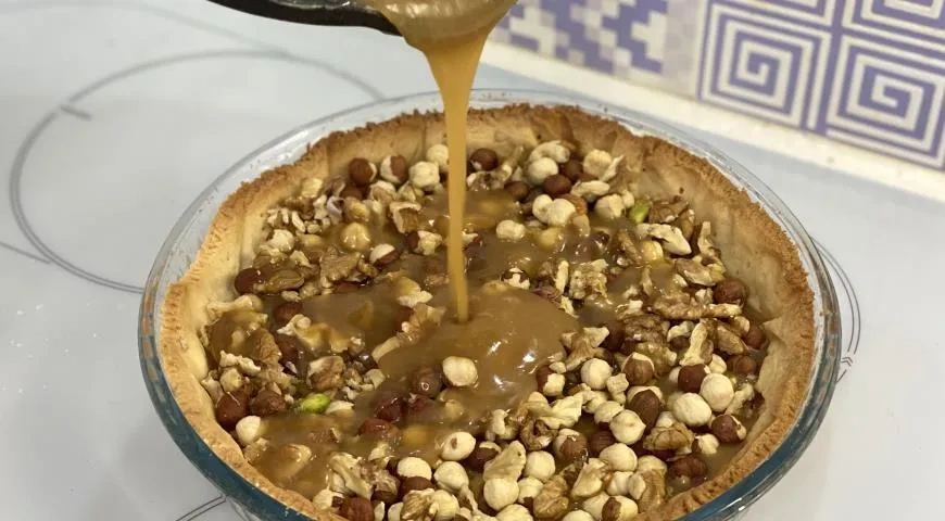 Осенний тарт с орехами и шоколадный карамелью: шаг 6